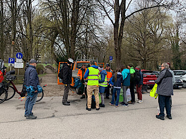 Freiwillige Helfer:innen mit Mitarbeitern des Bauhofs am Treffpunkt hinter dem Rathaus
